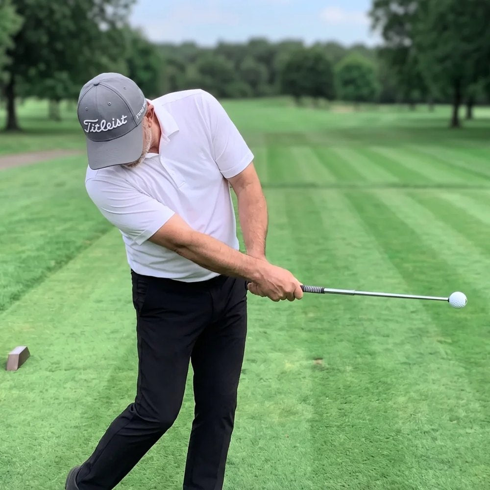 Golfer beim Durchschwingen mit Voss